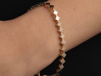 Gold Geometrik Sıralı Kare ve Zirkon Taşlı Çelik Bileklik