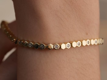 Gold Altıgen (Honeycomb) Desenli Zirkon Taşlı Çelik Bileklik