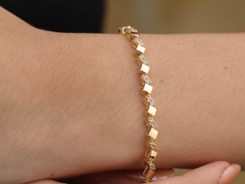 Gold Kare Formlu Sıralı Zirkon Taşlı Çelik Bileklik