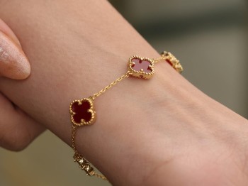 Gold Kırmızı Mine Detaylı Yonca Figürlü Çelik Zincir Bileklik