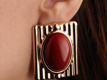 Gold Vintage Çizgili Dokulu Kırmızı Oval Taşlı Çelik Küpe