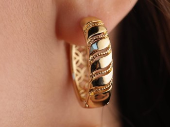 Gold Sarmal Dokulu Dorika Detaylı Çelik Halka Küpe