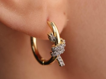 Gold Zirkon Taşlı Düğüm Detaylı Çelik Halka Küpe