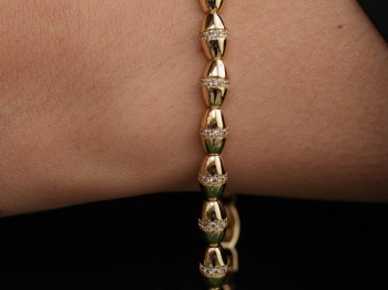 Gold Oval Formlu ve Zirkon Taşlı Modern Çelik Bileklik