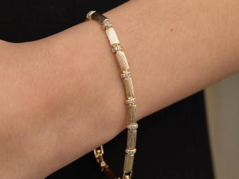 Gold Çizgili Silindir Formlu ve Zirkon Taşlı Çelik Bileklik