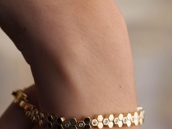 Gold Bal Peteği Formlu Zirkon Taşlı Çelik Bileklik