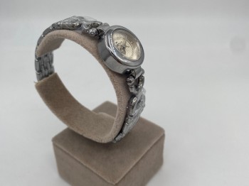 Silver Elegance Taş Detaylı Yuvarlak Kasa Kadın Kol Saati